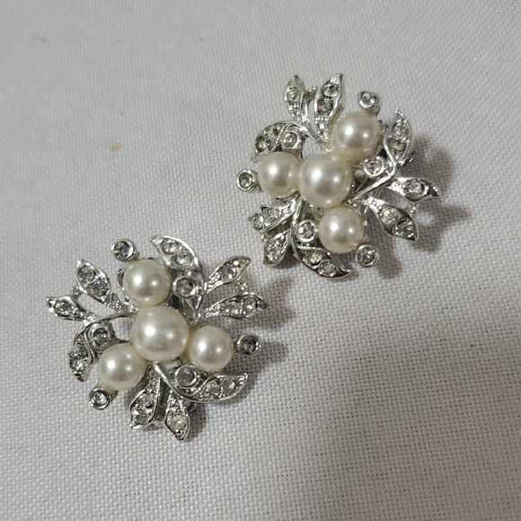 Rachel lee Jewelry - Richel Lee Elegant Silver and Pearl Floral Earrings Clip Ons, NWOT
